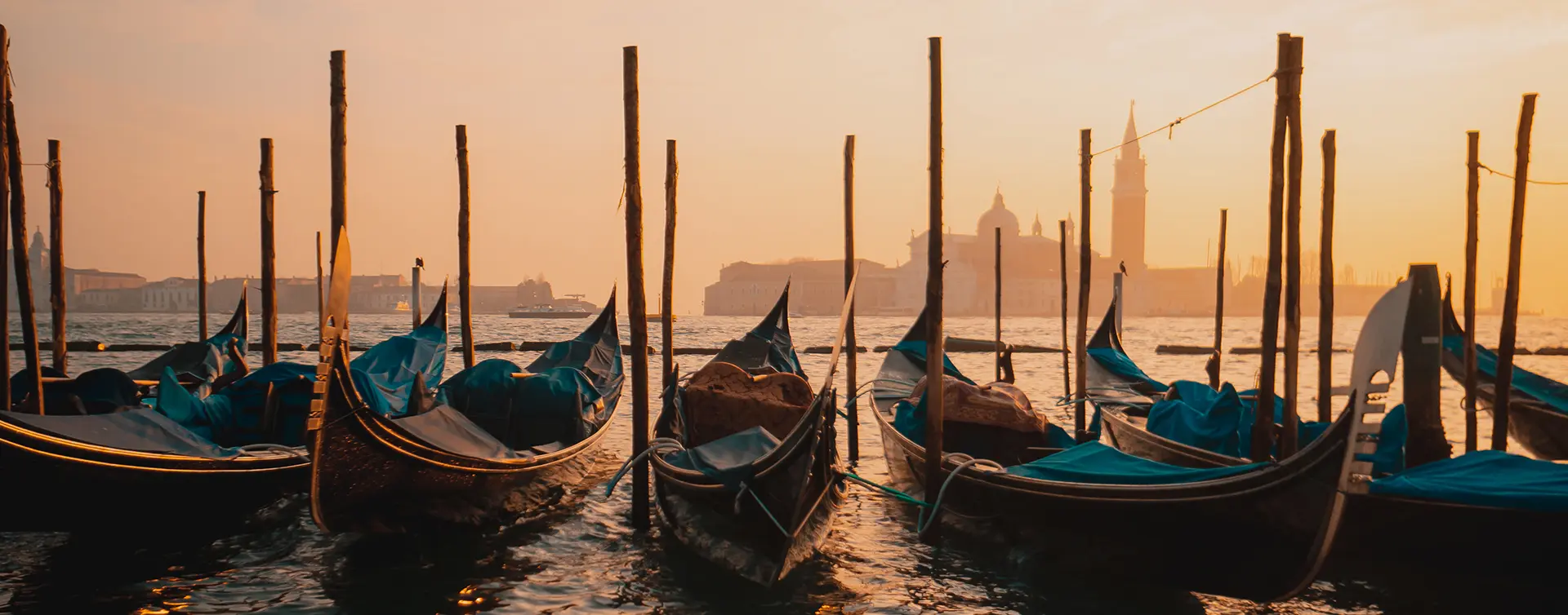 Góndolas estacionadas en Venecia al atardecer - Paseo privado en Góndola con guía - Excursiones y actividades Buendía Italia