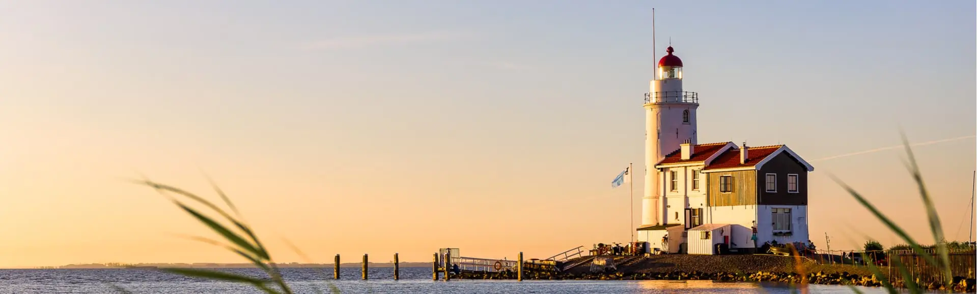Faro Paard van Marken en la península de Dutch Marken - Excursión a la campiña holandesa desde Ámsterdam-actividades y excursiones en Ámsterdam Buendía