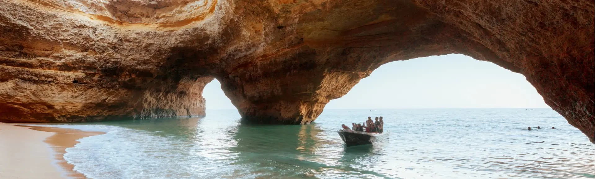 Barco entrando en la Gruta de Benagil en el Algarve-Excursión en Barco a la Gruta de Benagil-Actividades y excursiones en el Algarve Buendía