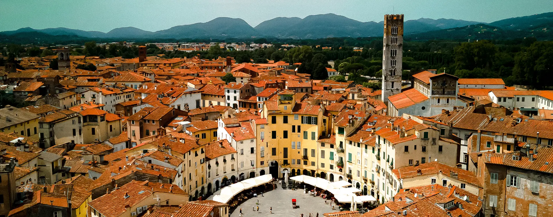 Anfiteatro de Lucca en Toscana - Excursión a Lucca y Pisa desde Florencia - Actividades y Excursiones Buendía Toscana, Italia