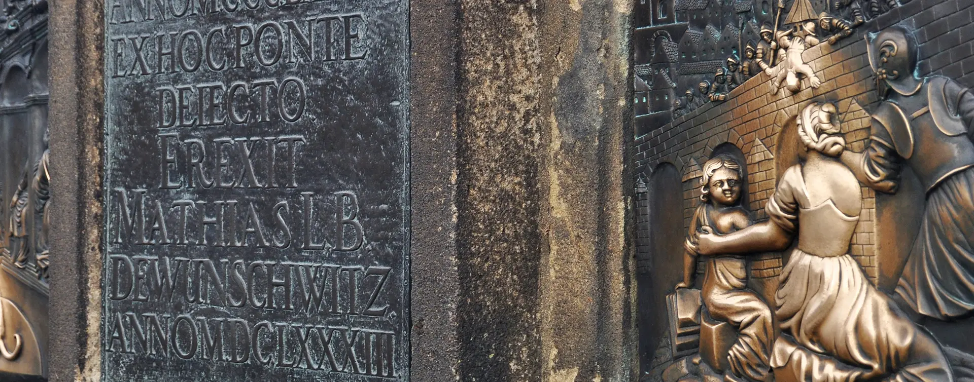 Placa de bronce de la Estatua de Nepomuk en el Puente Carlos en Praga - Tour Misterios y Cervezas de Praga - Actividades y Excursiones Buendía Republica Checa