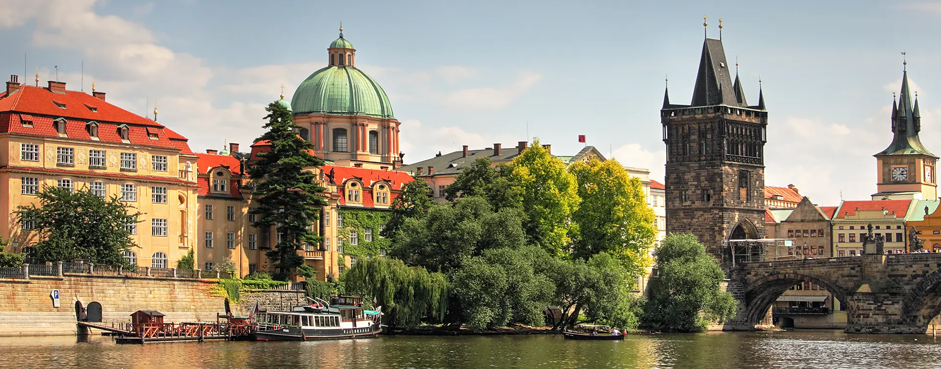 Ciudad de Praga en las orillas de río Moldava - Tour del Nazismo y Comunismo en Praga - Actividades y Excursiones Buendía Republica Checa