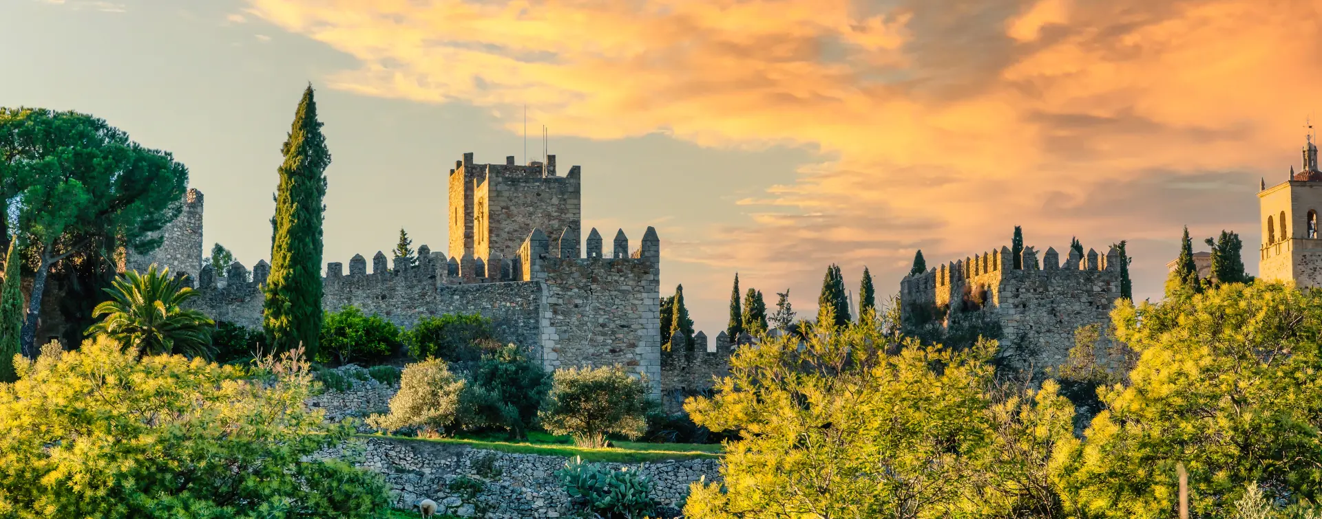 Tour a pie por Trujillo al atardecer