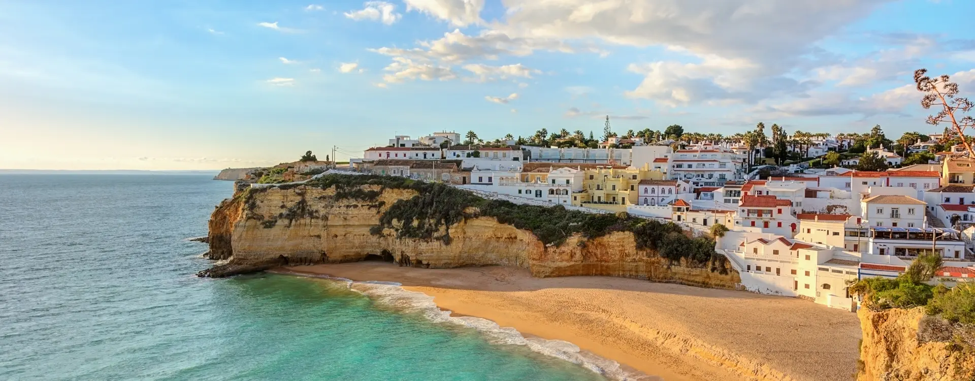 Vista de la ciudad de Carvoeiro en la Albufeira-Actividades y excursiones en la Albufeira en Portugal Buendía