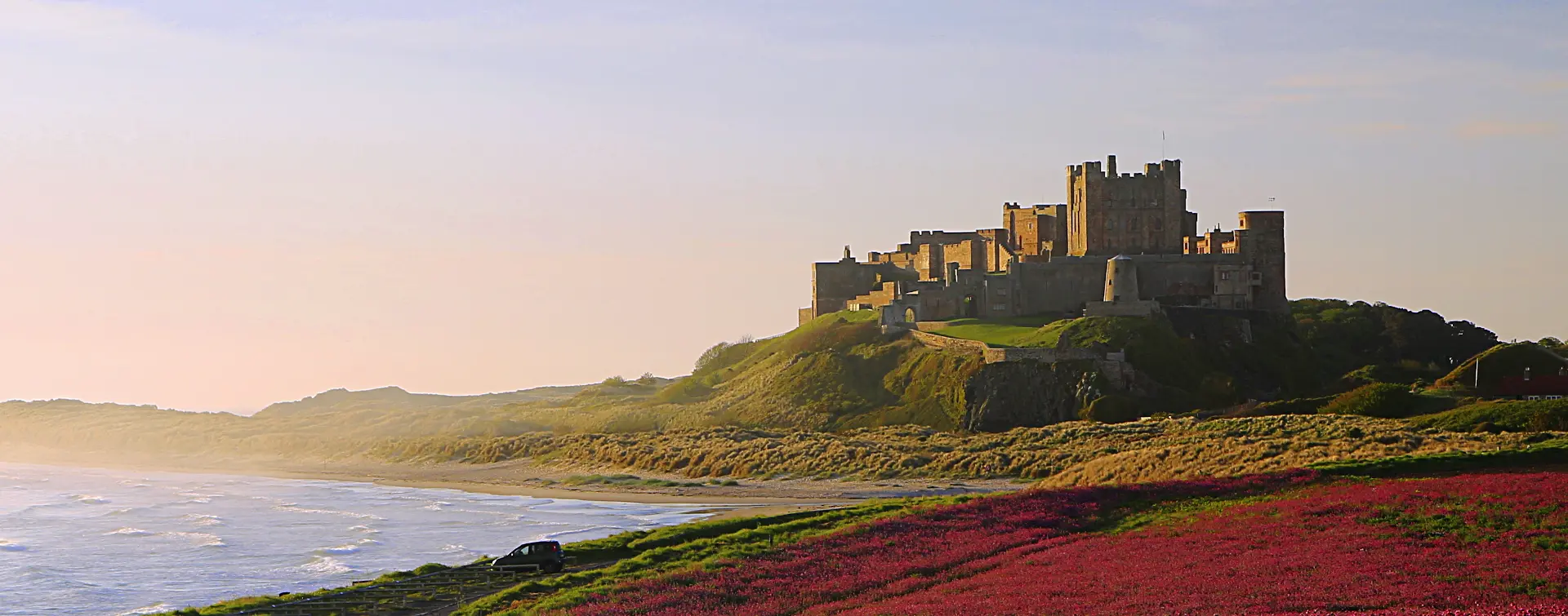 Castillo de Bamburgh en la costa del mar del norte - Excursión Harry Potter y los Castillos de Escocia - Tours y Visitas Guiadas en español en Edimburgo - Buendía