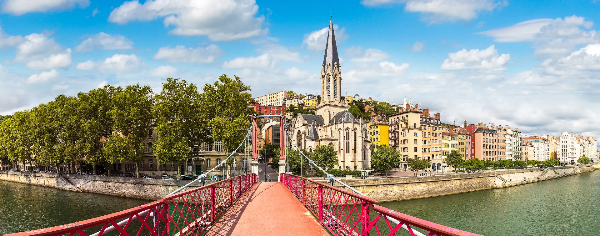 Puente peatonal de Saint Georges y la iglesia de Saint Georges en Lyon- Free tour, visitas guiadas y excursiones en Lyon - Buendía Francia
