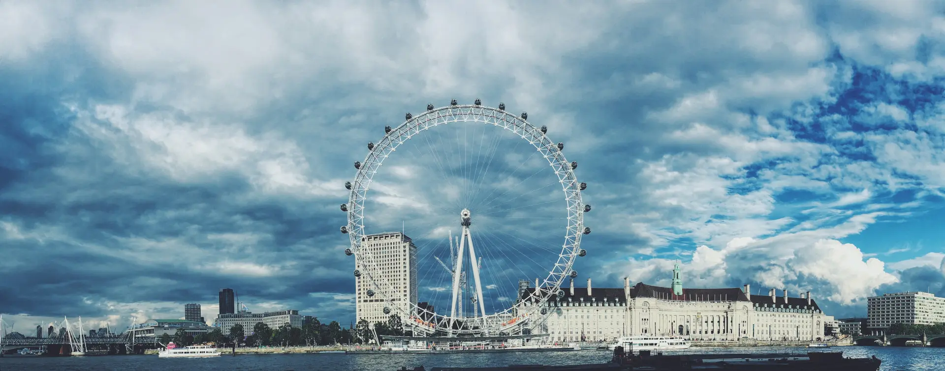 Vista del London Eye reflejado-Entradas para London Eye Londres-Actividades y Excursiones en Londres Buendía Tours