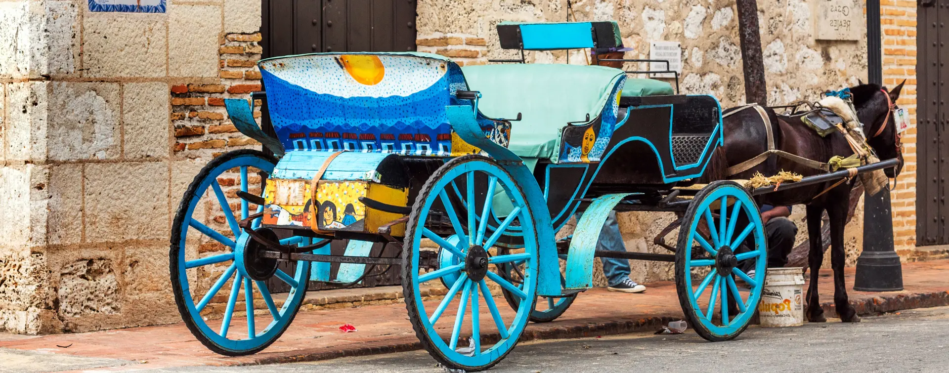 Coche retro con caballo en una calle de la ciudad en Santo Domingo - Excursión y visita guiada a Santo Domingo Excursión a Santo Domingo con Almuerzo Dominicano - Tours y Actividades  Buendía República Dominicana