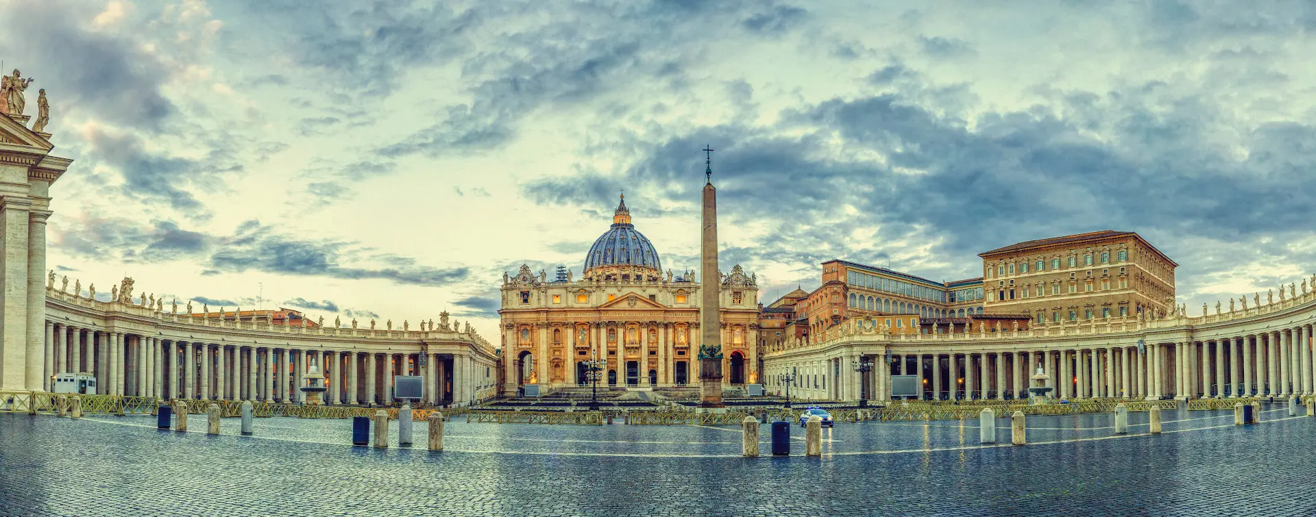 Basílica de San Pedro por la noche desde Via della Conciliazione en Roma - Tour por Roma en coche privado - Excursiones y Visitas guiadas Buendía Italia