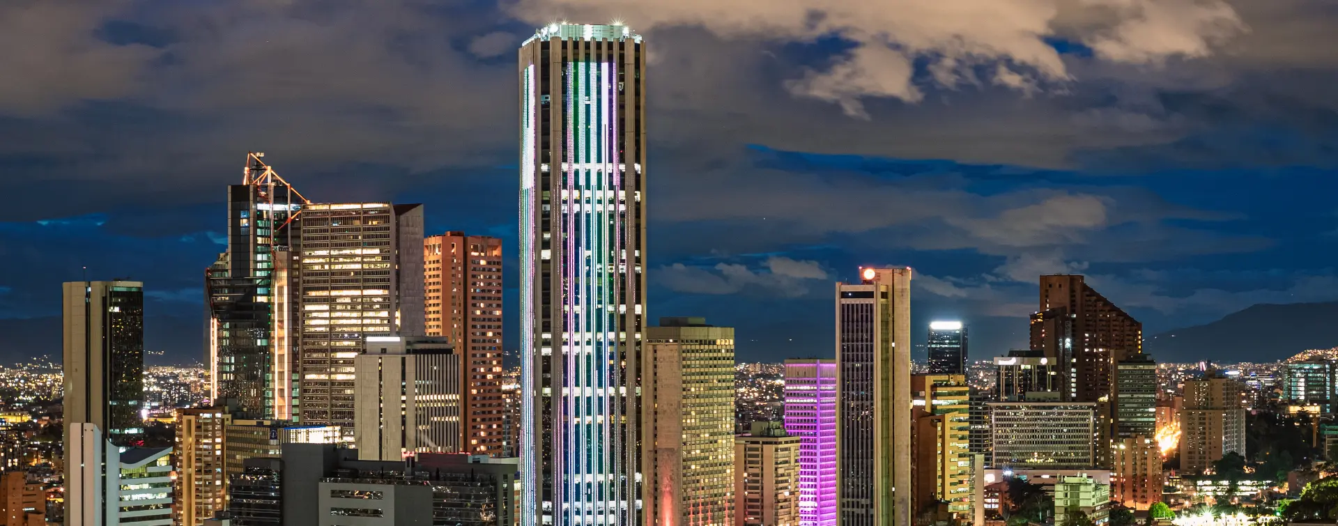 Ciudad de Bogotá de noche - Buendía Colombia