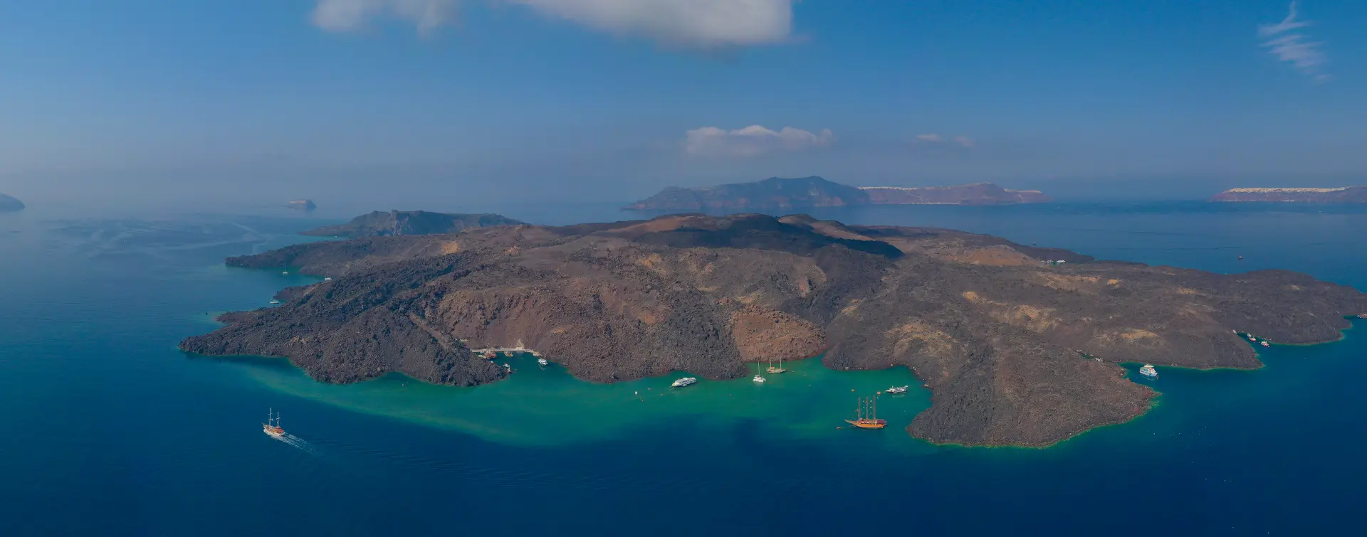 Isla volcánica de Nea Kameni - Crucero por las Islas Volcánicas, Hot Springs y Thirassia desde Santorini - Excursiones y Visitas guiadas Buendía Tours Grecia