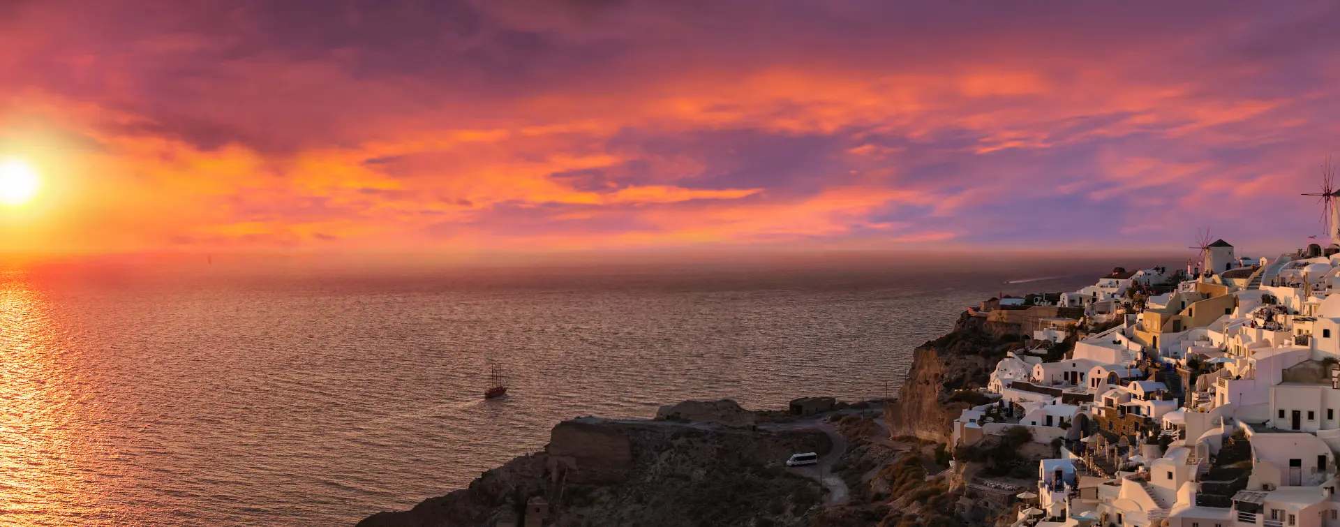 Paseo en barco por las islas volcánicas con atardecer en Oia
