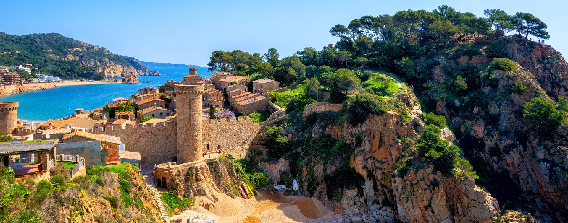Pueblo medieval y murallas del casco antiguo de Tossa de Mar en Girona - Excursión a la Costa Brava por Tierra y Mar desde Barcelona - Visitas guiadas y Free tours Buendía Cataluña