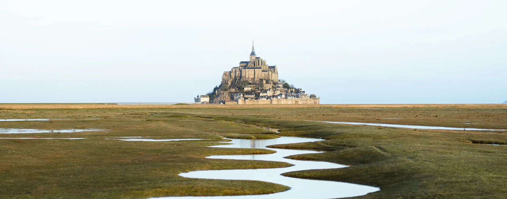 Panorámica monte Saint-Michel con camino de agua - Entrada prioritaria a la Abadía del Monte Saint-Michel - Excursiones y Actividades en Francia - Buendía
