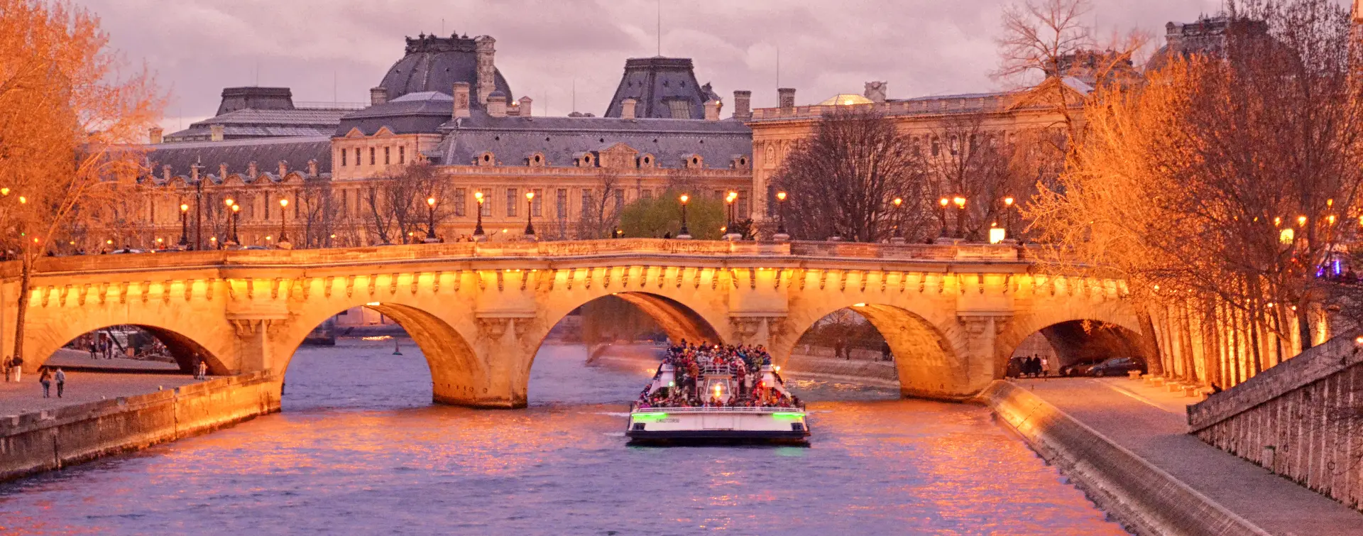 Vista del Sena y del Puente Alexandre III en París-Entrada al Museo del Louvre y Paseo por el Sena- Actividades y Excursiones en París Buendía Tours