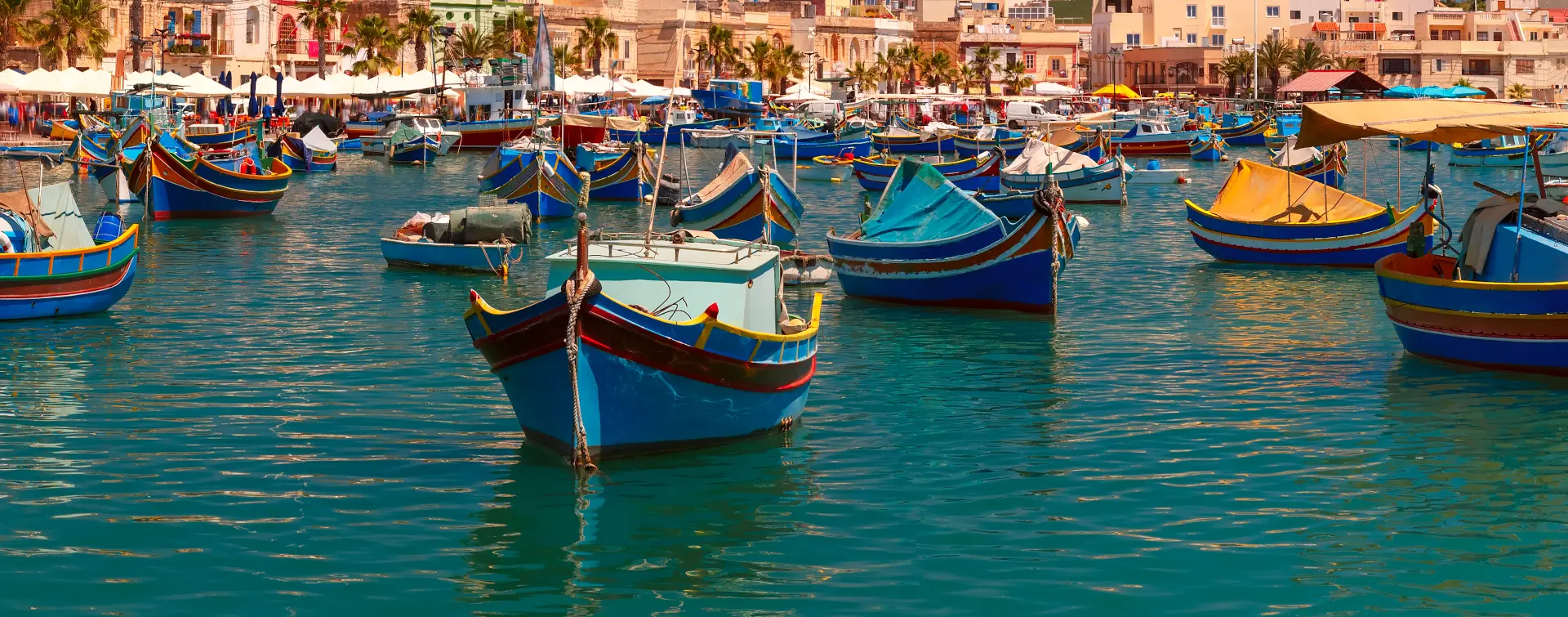 Típicos barcos tradicionales de pesca en el puerto de Bugibba de Malta - Excursiones, Visitas guiadas, Actividades, Buendía Tours Malta