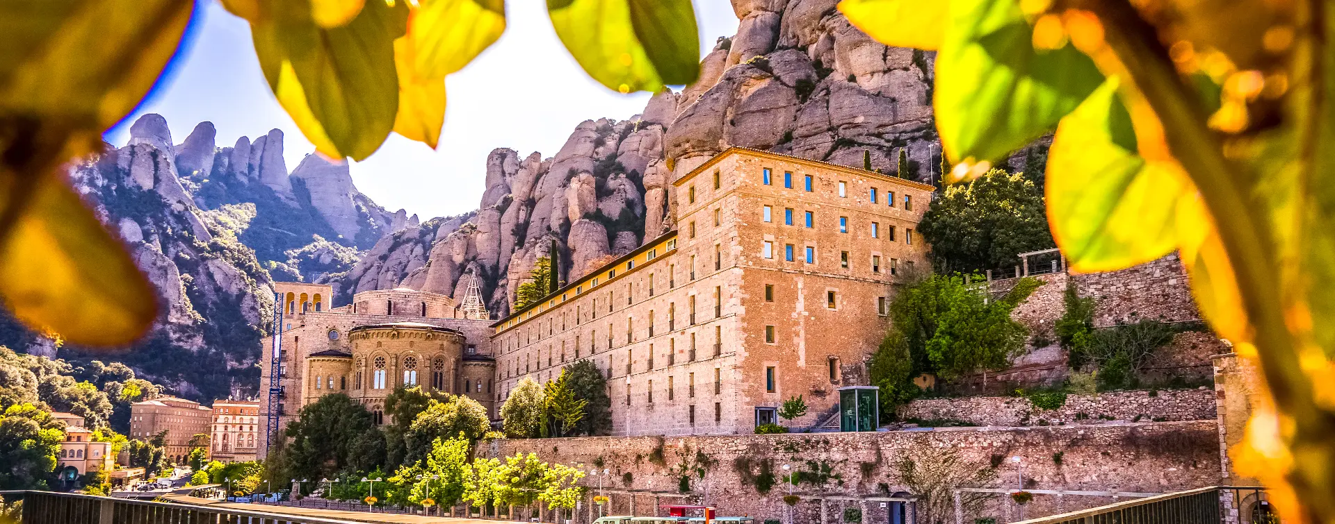 Monasterio de Monserrat en Cataluña - Excursión a Montserrat por la tarde con tren cremallera - Visitas guiadas y Free tours en español Buendía Cataluña