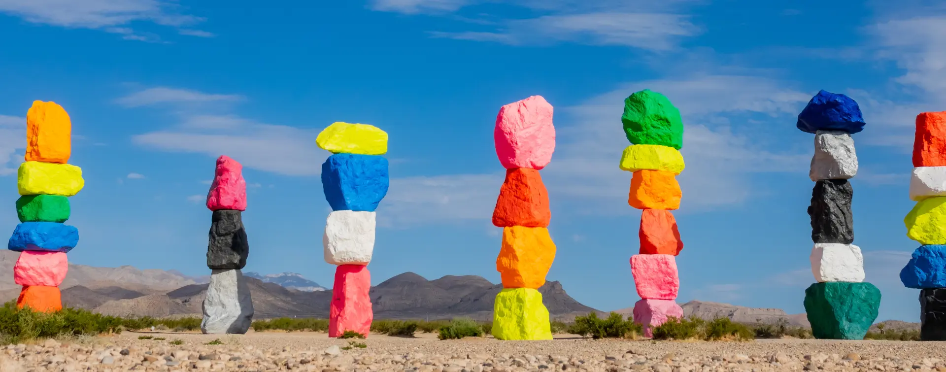 una obra del artista Ugo Rondinone - Tour 7 montañas mágicas y Letrero Las Vegas - Visitas guiadas y Tours en español Buendía Estados Unidos