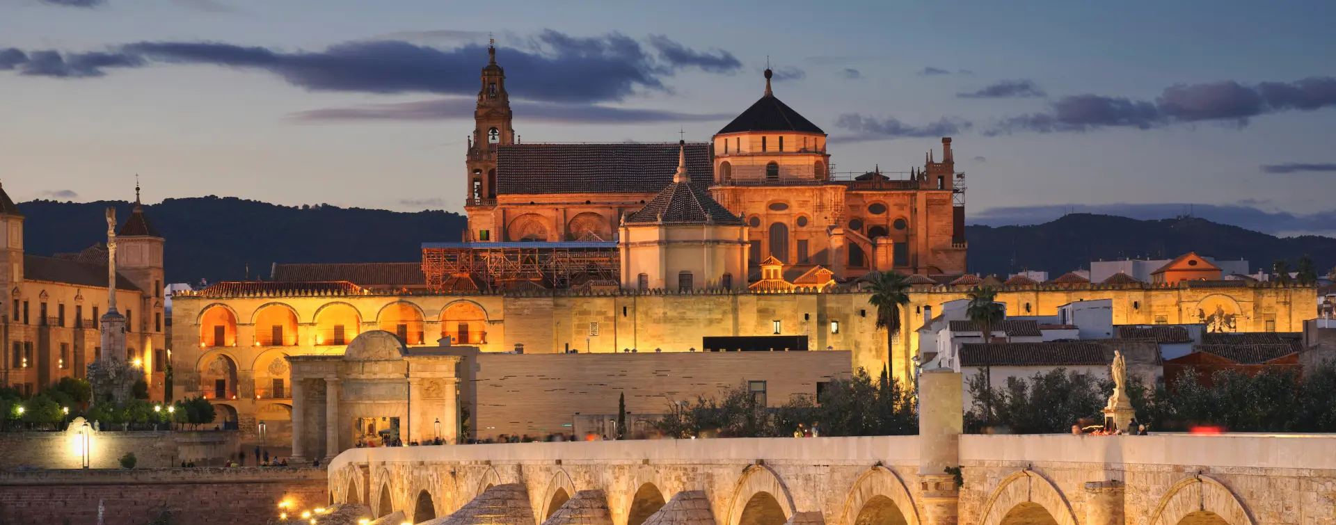 Vista del Puente Romano por la noche en Córdoba - Free Tour Córdoba de noche Visitas guiadas  y Excursiones en español Buendía Tours Andalucía