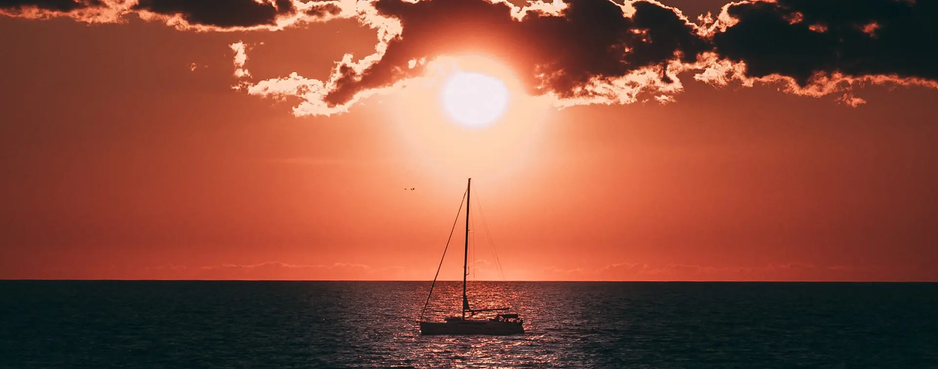 Catamarán en Menorca a la Puesta de sol desde Fornells