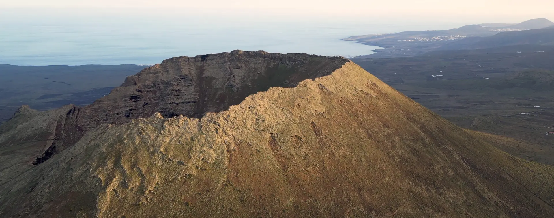 Senderismo al Volcán de la Corona y los Acantilados de Famara