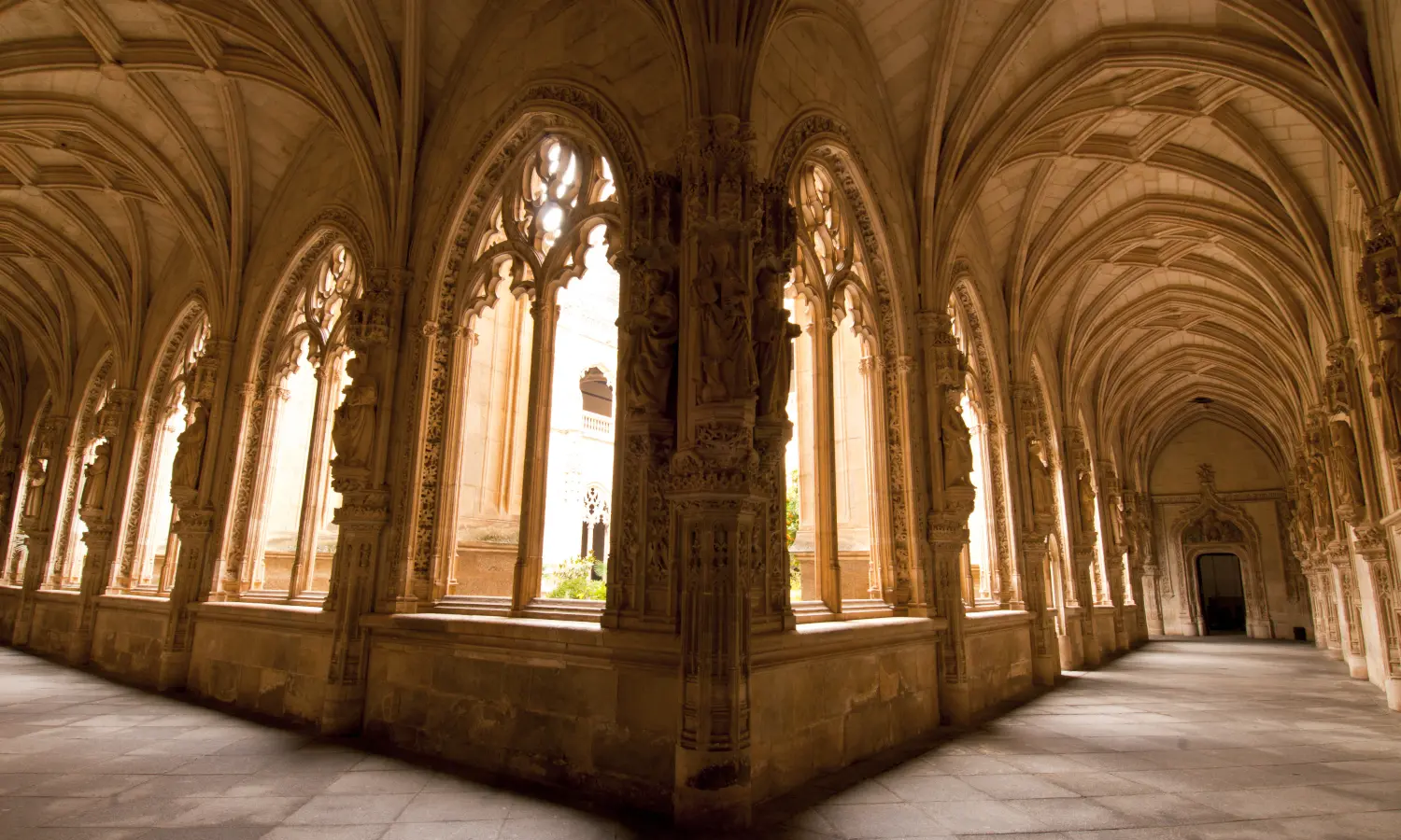 El interior del Gran Monasterio de San Juan de los Reyes incluye una iglesia con una nave única y capillas laterales, que albergan impresionantes retablos.