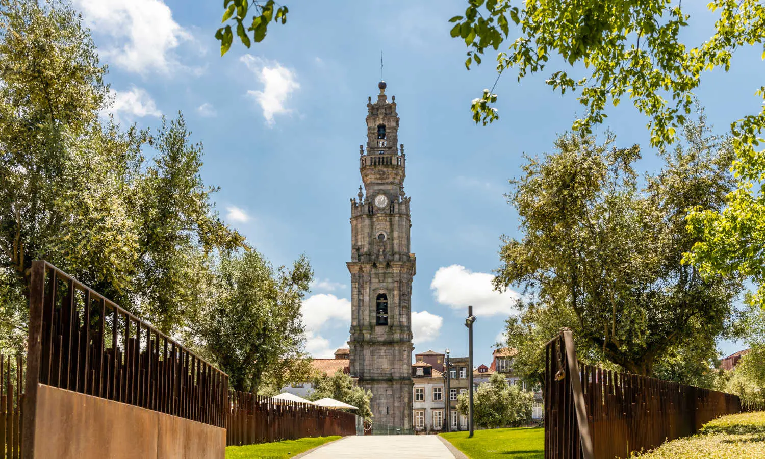 La Torre de los Clérigos, uno de los miradores más emblemáticos de Oporto.