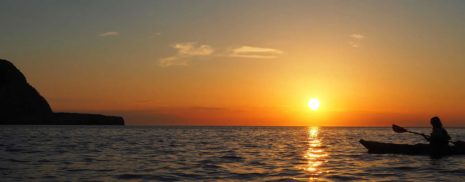 Excursión en kayak al atardecer con cava en Ibiza, saliendo de Cala Codolar.