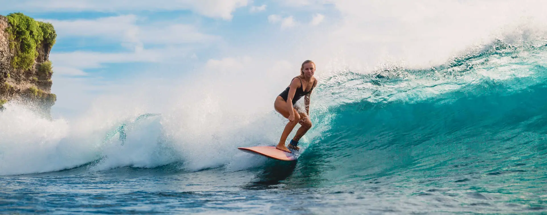 Clase grupal de surf en Llanes