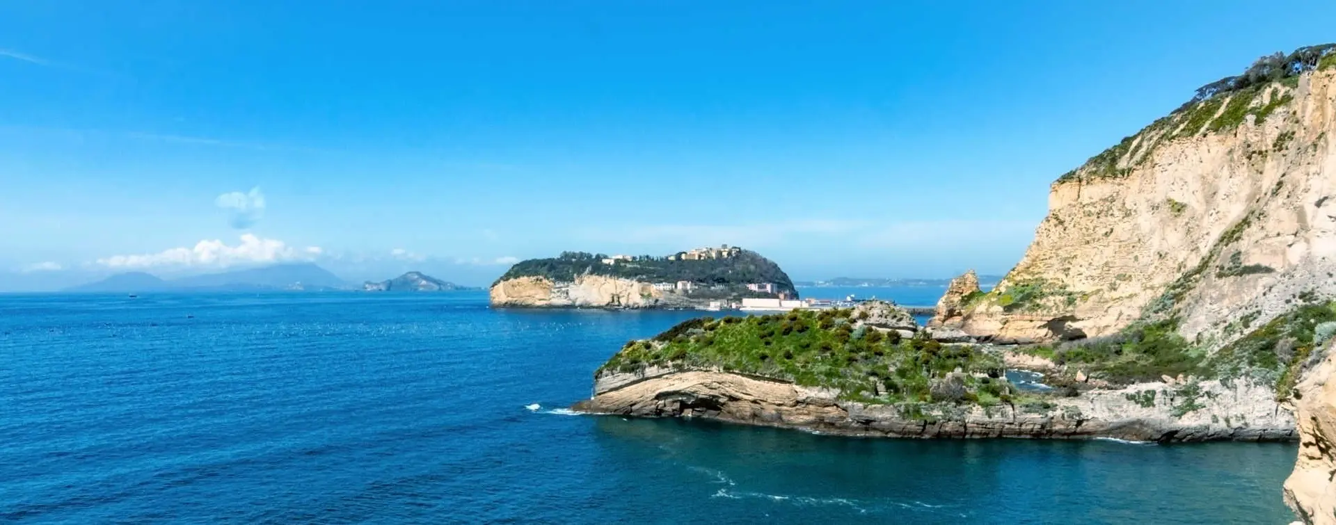 Paseo en barco desde Nápoles con aperitivo