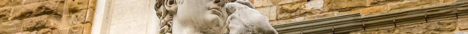 Vista detallada de una de las representativas estatuas del David de Miguel Ángel