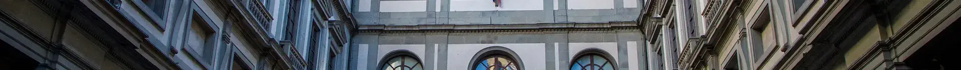 Patio central de la Galería de los Uffizi en Florencia, famoso por su diseño clásico y detalles arquitectónicos