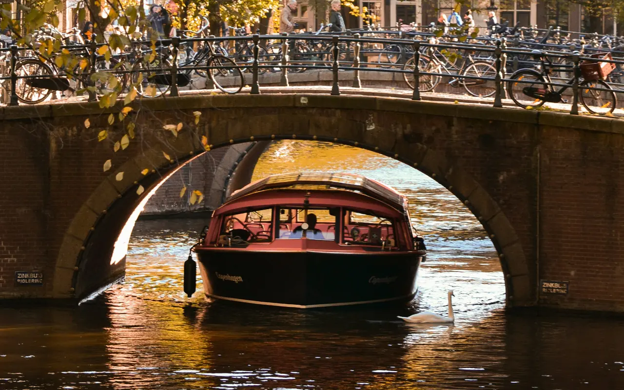 Paseo en barca por los canales de Ámsterdam