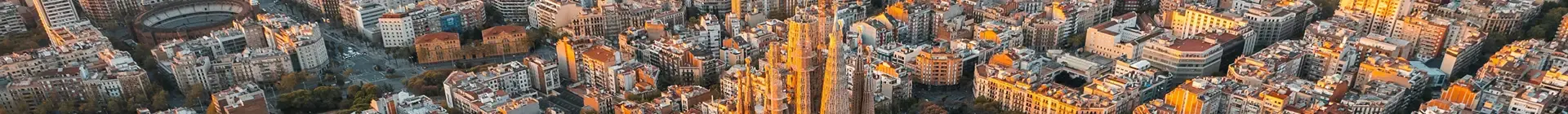  Vista aérea de la Sagrada Familia y la ciudad de Barcelona al atardecer