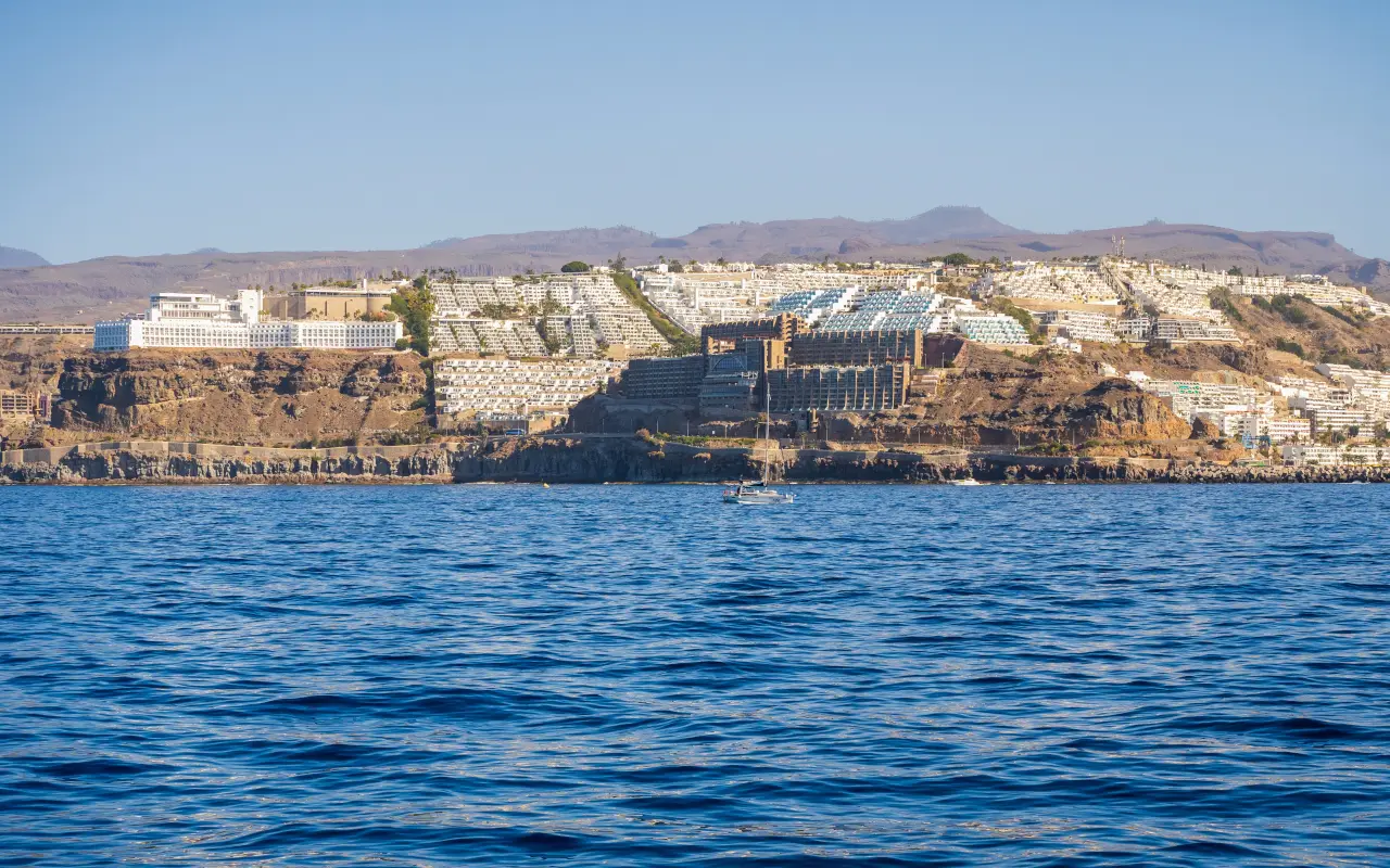 Paseo en catamarán por la costa sur de Gran Canaria con almuerzo y bebida