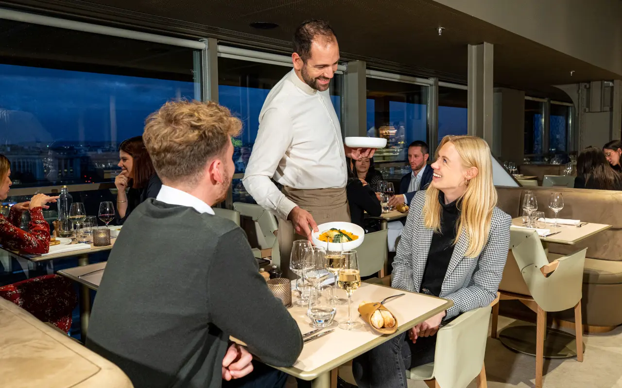 Déjate sorprender por las propuestas culinarias de un chef de renombre cenando en Madame Brasserie, el restaurante de la Torre Eiffel de París.