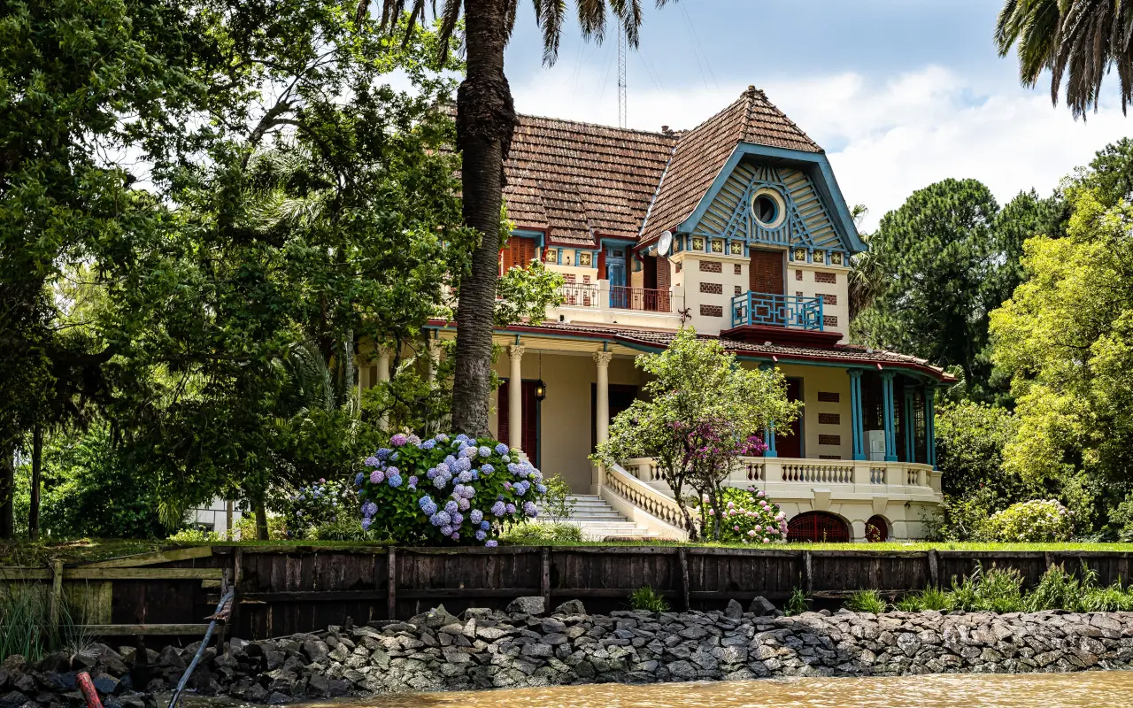 Descubriremos la arquitectura típica de la región en las orillas de los ríos.