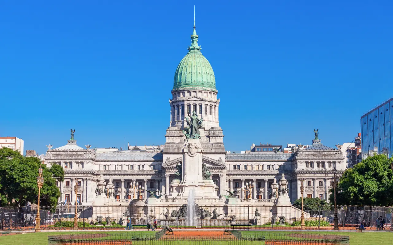 El Palacio del Congreso Nacional se alza majestuoso en la Plaza de Mayo.