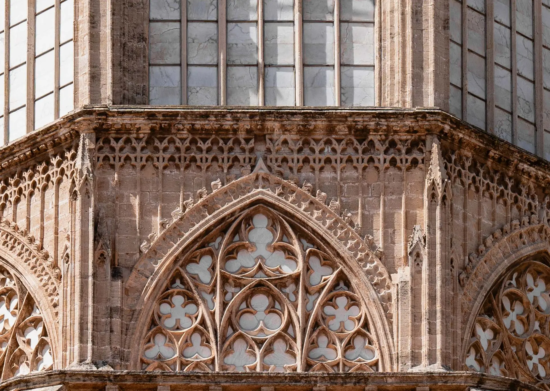 En grupos reducidos, podrás conocer y comprender todos los detalles arquitectónicos de edificios significativos valencianos, como la catedral.