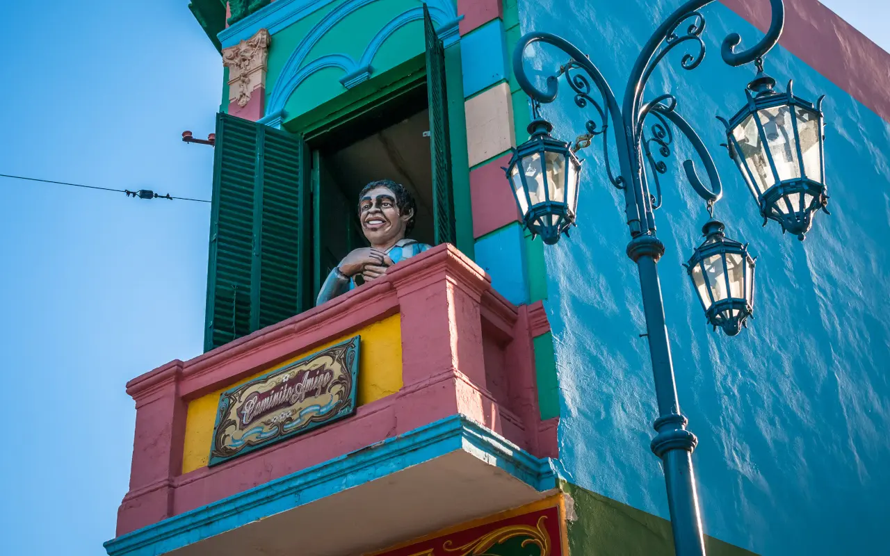 El colorido barrio de La Boca enamora tanto a locales como a turistas.
