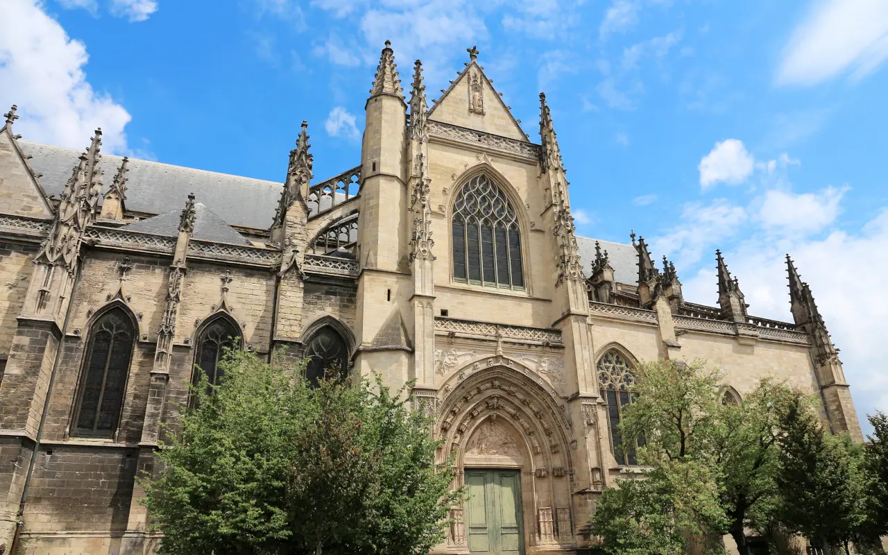 Nos acercaremos al monumento histórico de la basílica Saint Michel.