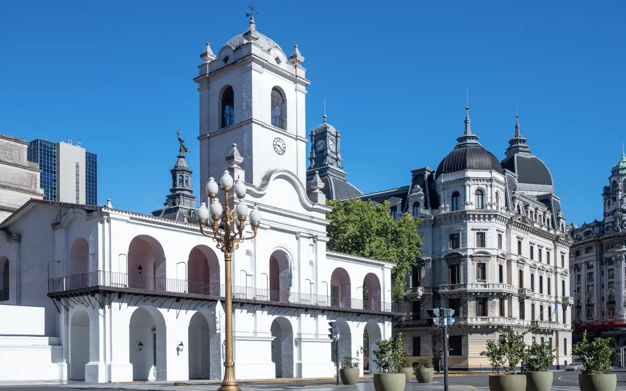 El guía nos contará la historia del Cabildo durante nuestra parada.