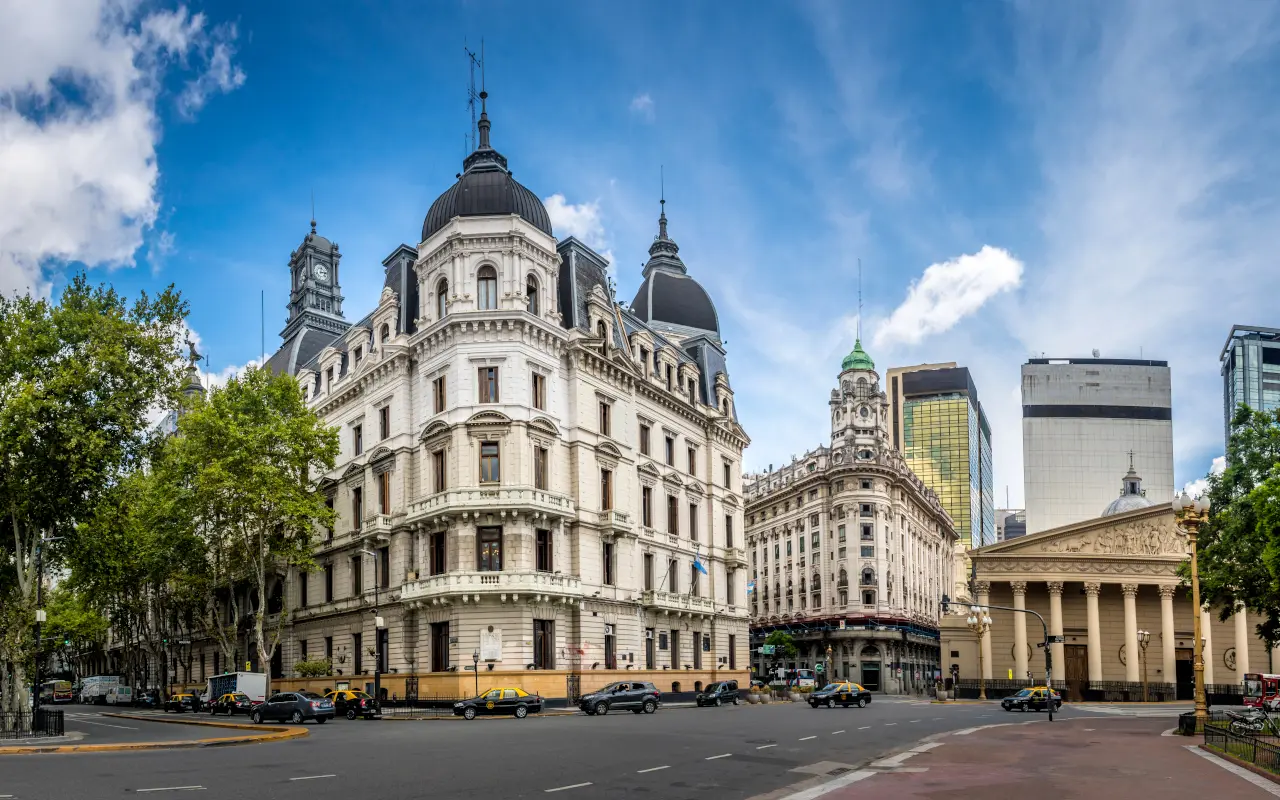 Descubre los edificios señoriales que rodean a la catedral en este tour por Buenos Aires.