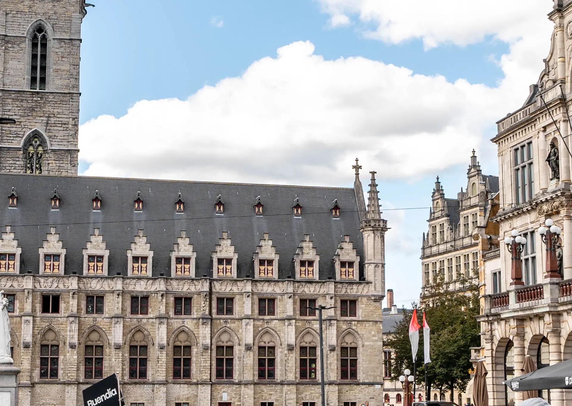 Pasearemos por la plaza Sint-Baafsplein en Gante y en ella conoceremos la relevancia del Ayuntamiento de Gante y de Belfort.