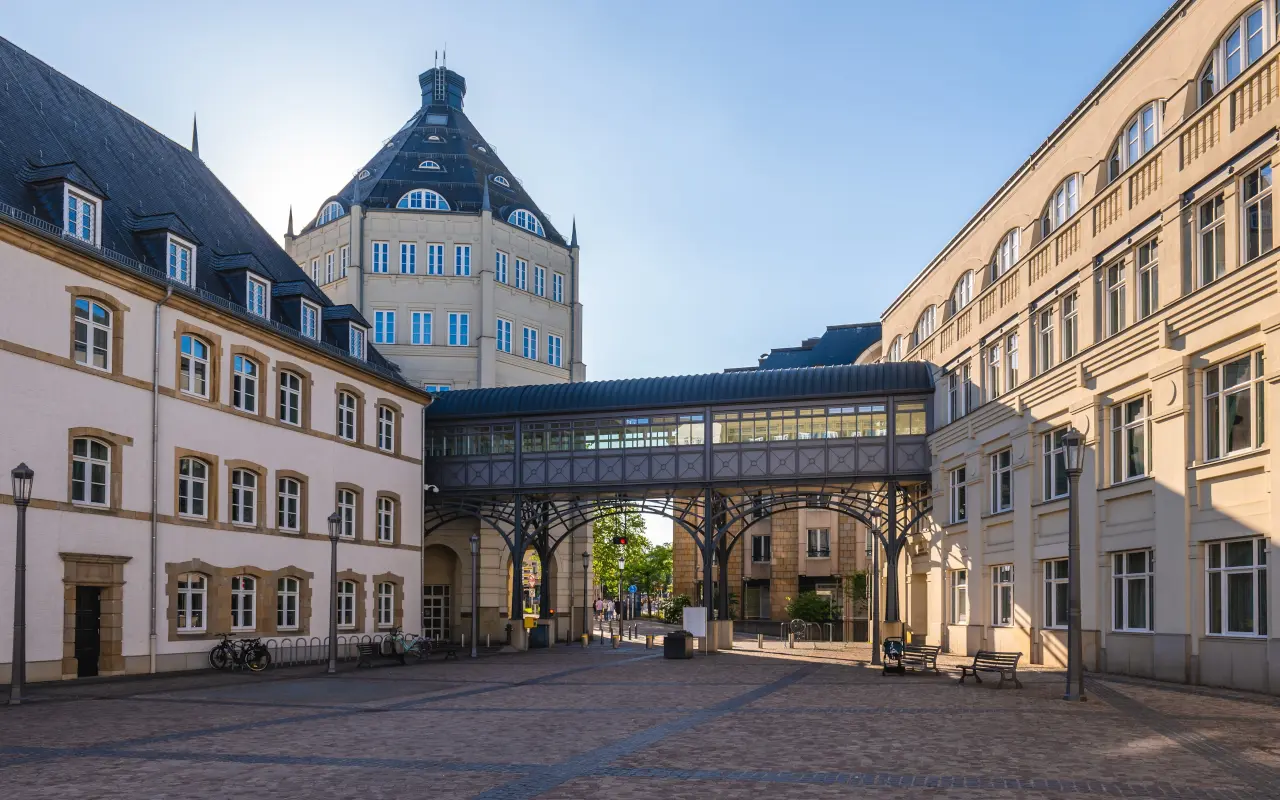 La ciudad judicial es una de las paradas que se plantean en este itinerario.