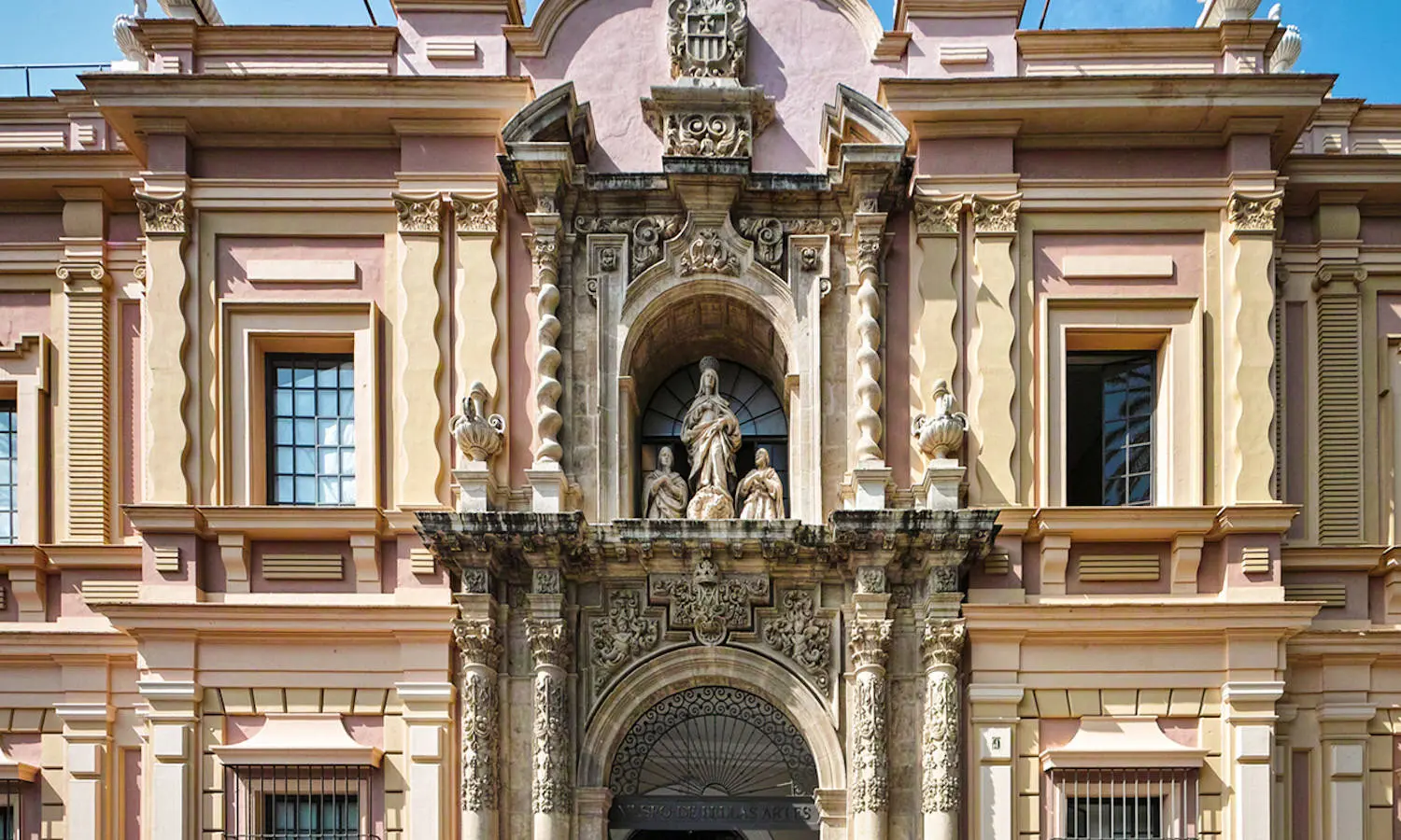 Fachada del Museo Bellas Artes de Sevilla, con una impresionante arquitectura.