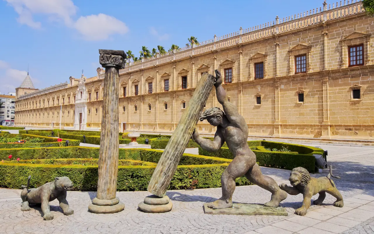 El Hospital de las Cinco Llagas, una de las primeras paradas de este free tour por el barrio de la Macarena de Sevilla, alberga el Parlamento andaluz. 