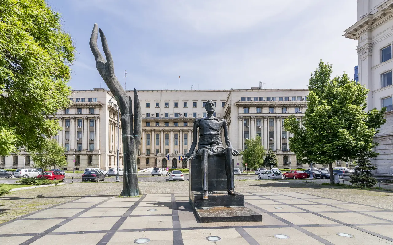 En la Plaza de la Revolución de Bucarest vivió sus últimos momentos de vida el dictador, algo que el guía cuenta durante el tour por el Bucarest comunista.