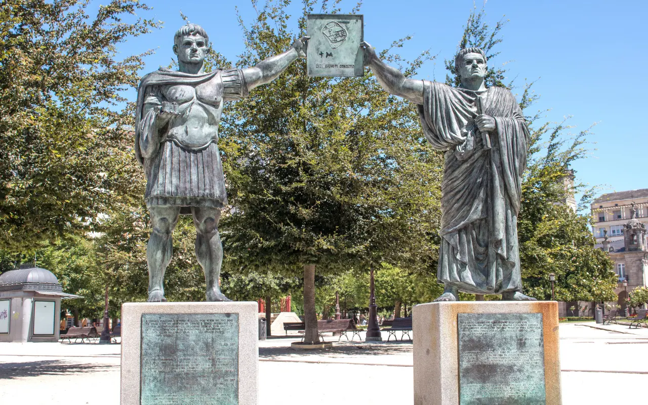 Pasearemos por las plazas más emblemáticas de la ciudad.