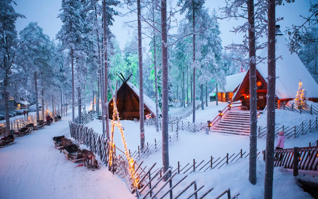 Pequeñas casitas en la aldea de Papá Noel en Rovaniemi.